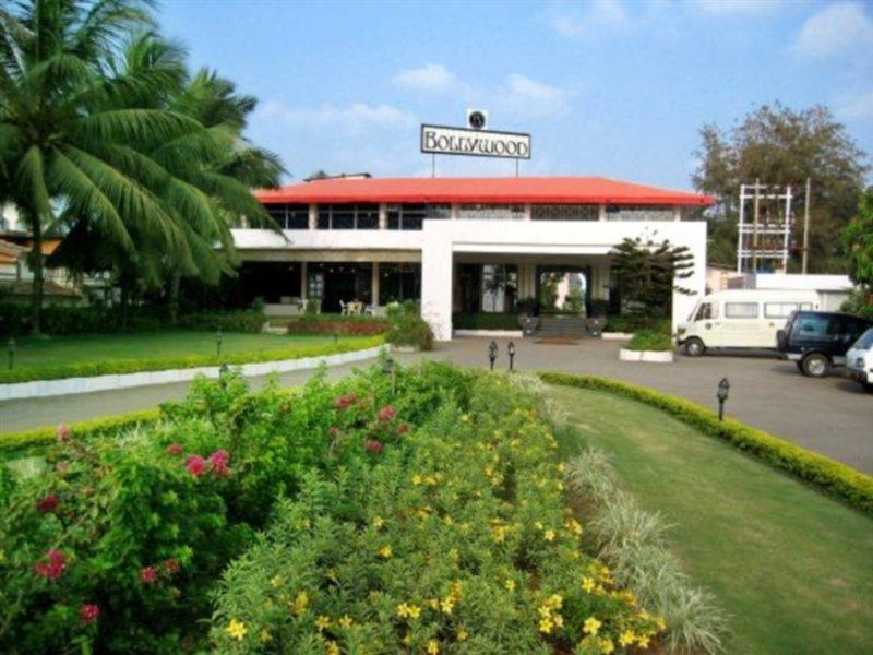 Bollywood Sea Queen Beach Resort Betalbatim Extérieur photo