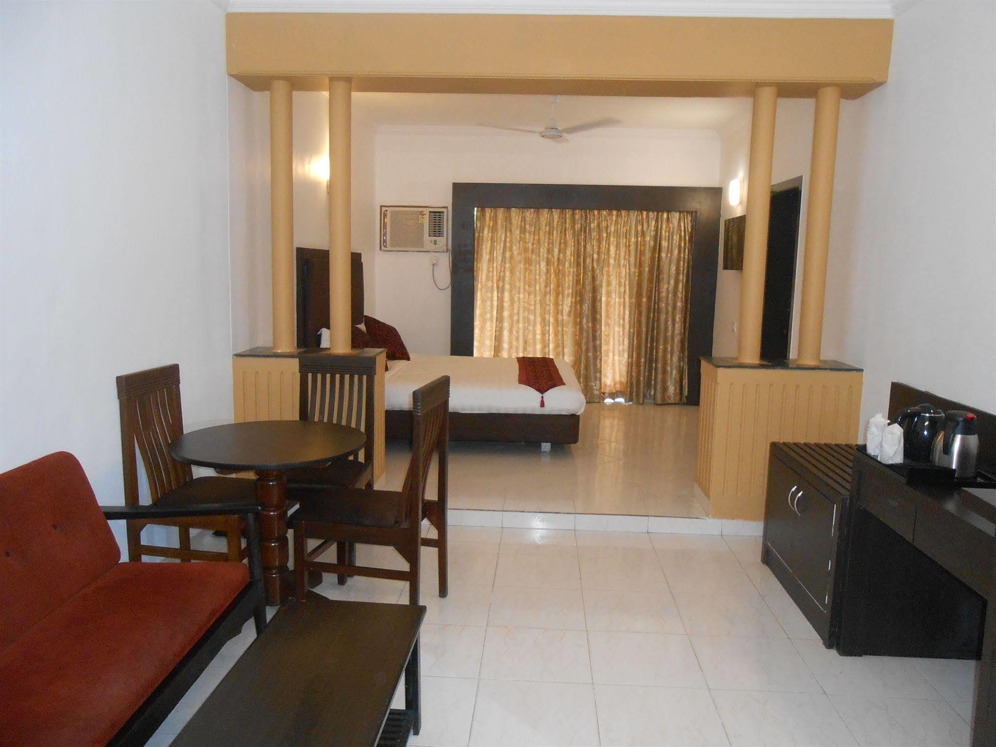 Bollywood Sea Queen Beach Resort Betalbatim Extérieur photo