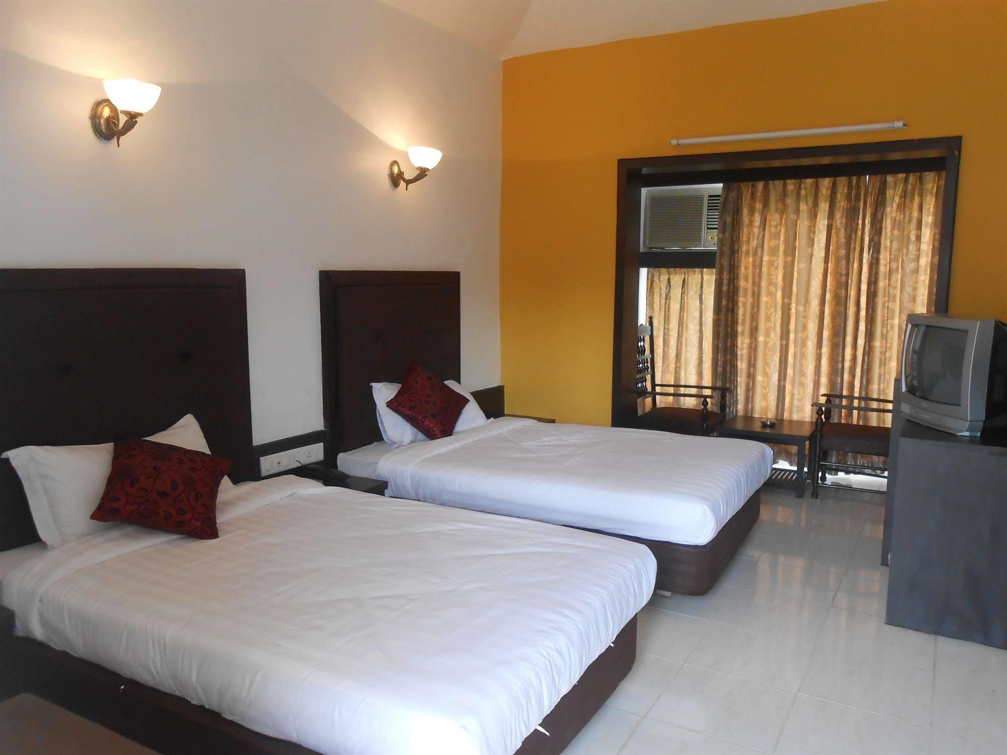 Bollywood Sea Queen Beach Resort Betalbatim Extérieur photo