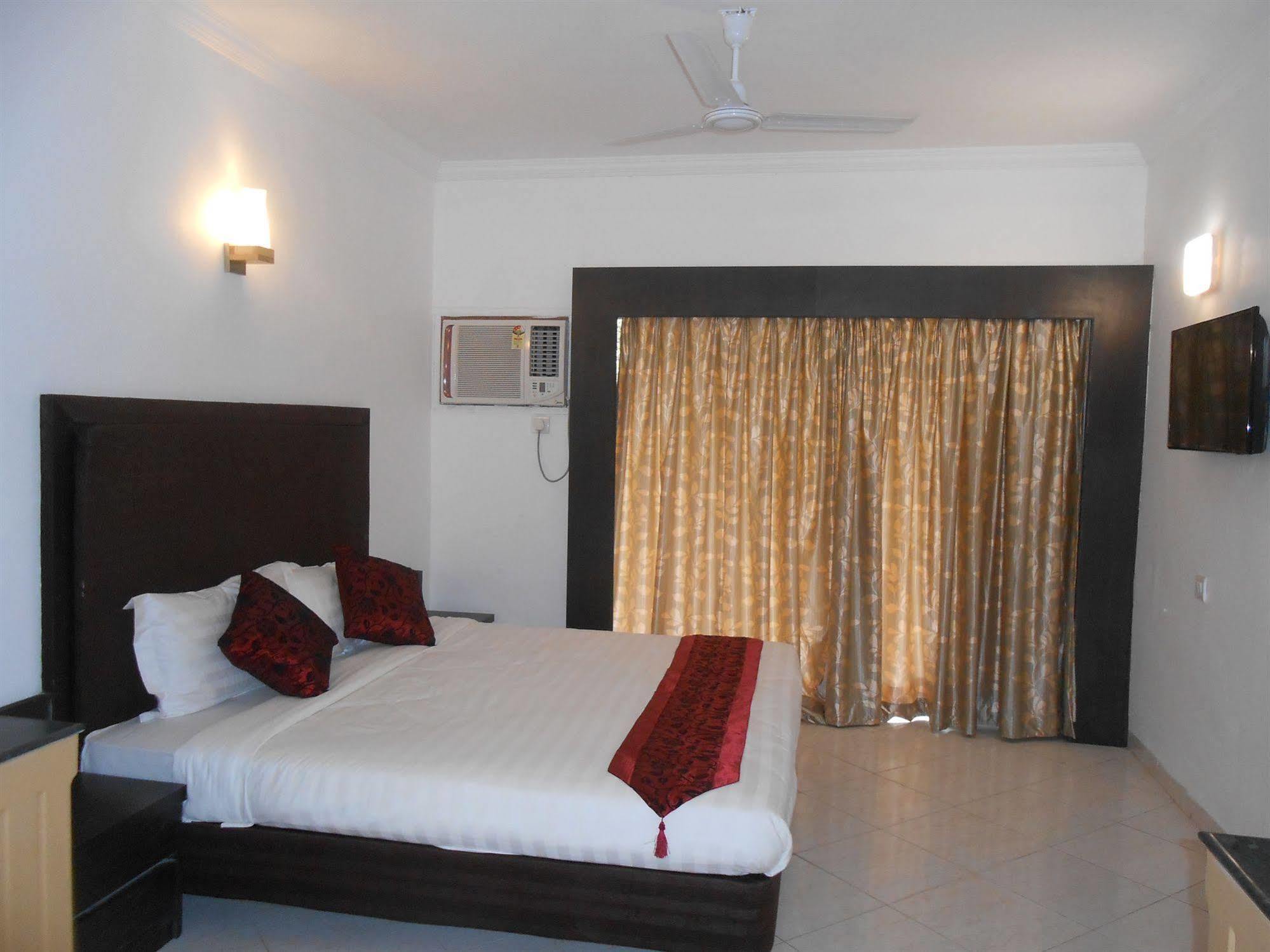 Bollywood Sea Queen Beach Resort Betalbatim Extérieur photo