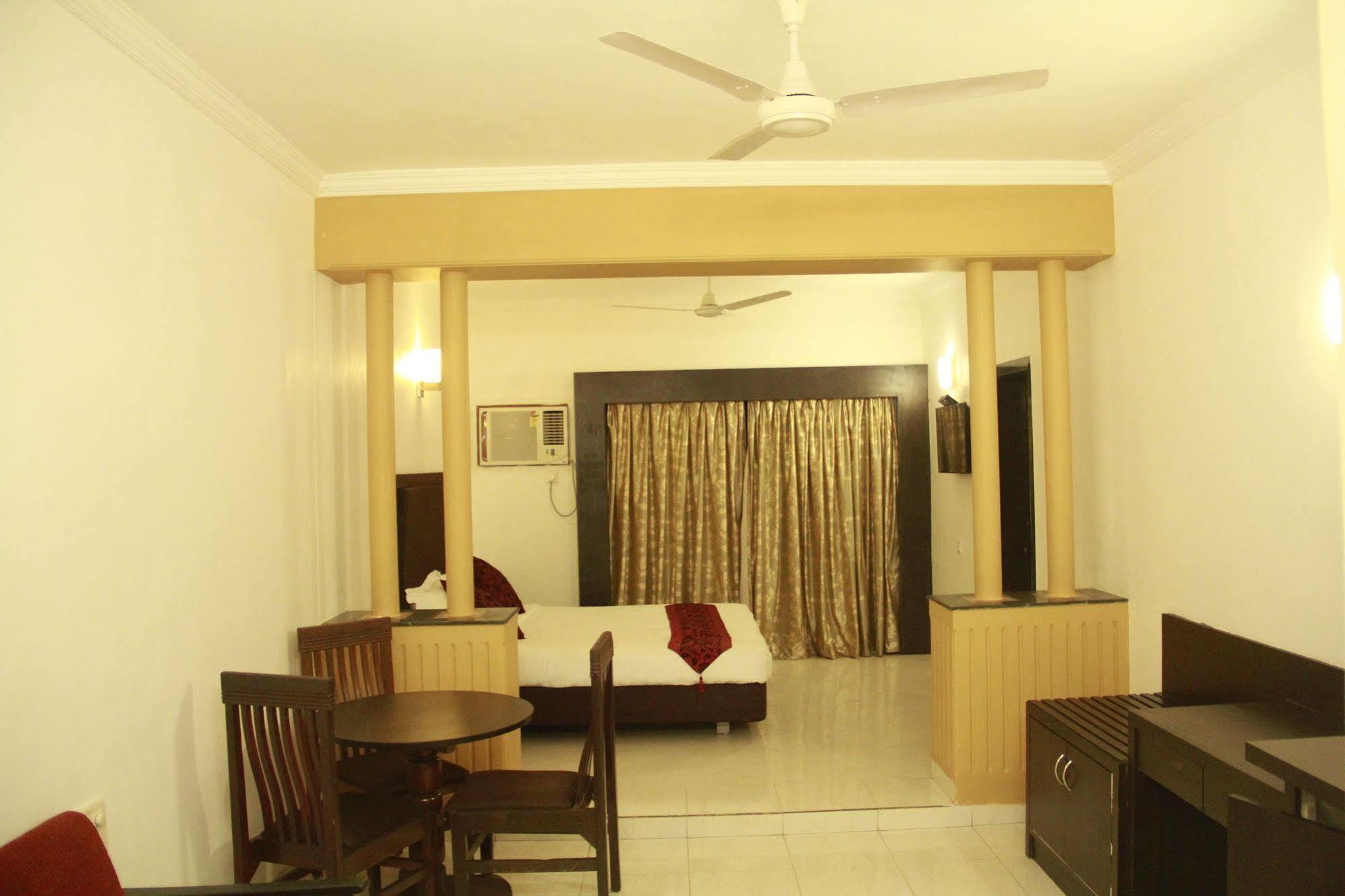 Bollywood Sea Queen Beach Resort Betalbatim Extérieur photo